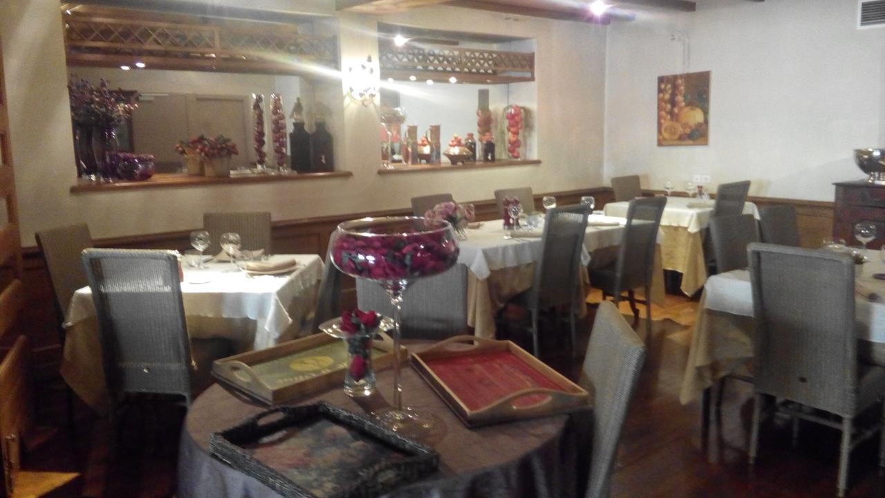 Auberge Fleurie Montsalvy Extérieur photo